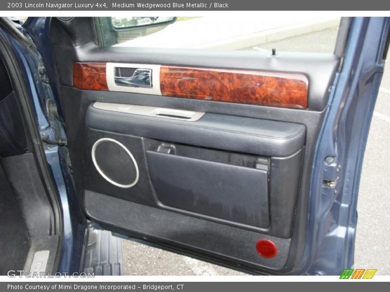Medium Wedgewood Blue Metallic / Black 2003 Lincoln Navigator Luxury 4x4