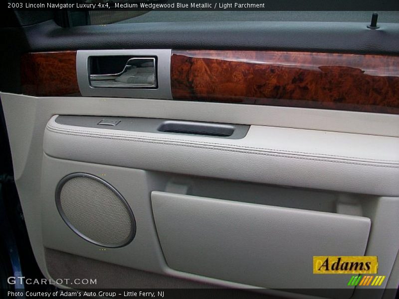 Medium Wedgewood Blue Metallic / Light Parchment 2003 Lincoln Navigator Luxury 4x4