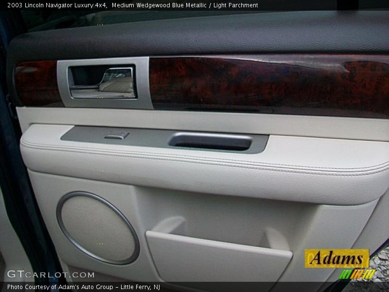Medium Wedgewood Blue Metallic / Light Parchment 2003 Lincoln Navigator Luxury 4x4
