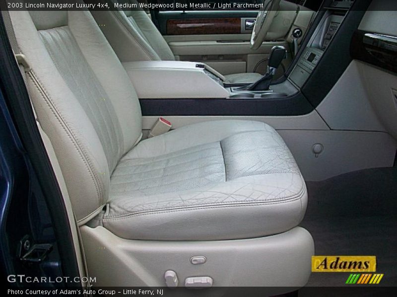 Medium Wedgewood Blue Metallic / Light Parchment 2003 Lincoln Navigator Luxury 4x4