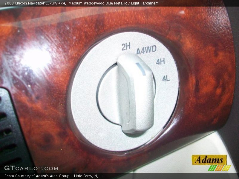Medium Wedgewood Blue Metallic / Light Parchment 2003 Lincoln Navigator Luxury 4x4