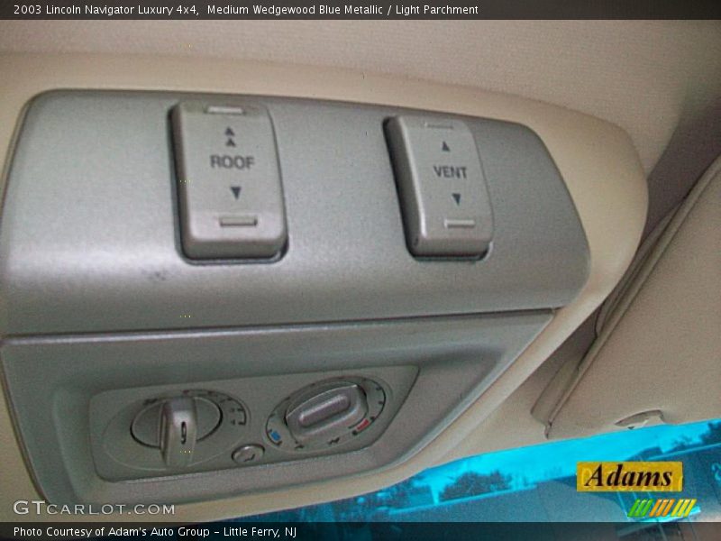Medium Wedgewood Blue Metallic / Light Parchment 2003 Lincoln Navigator Luxury 4x4