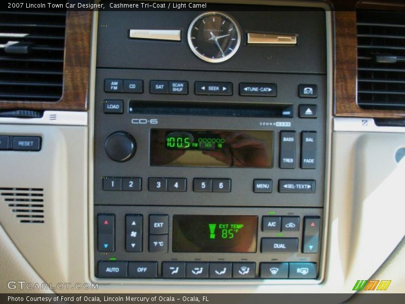 Controls of 2007 Town Car Designer