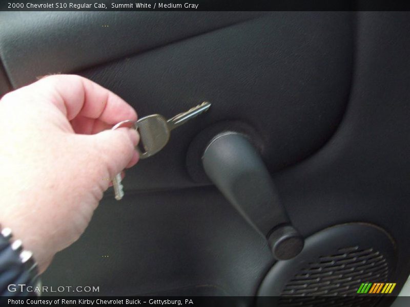 Summit White / Medium Gray 2000 Chevrolet S10 Regular Cab