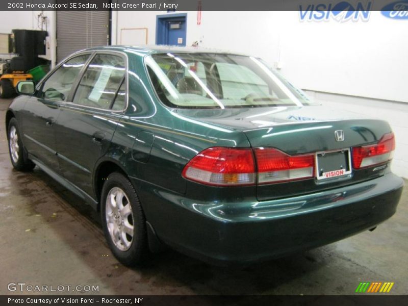 Noble Green Pearl / Ivory 2002 Honda Accord SE Sedan