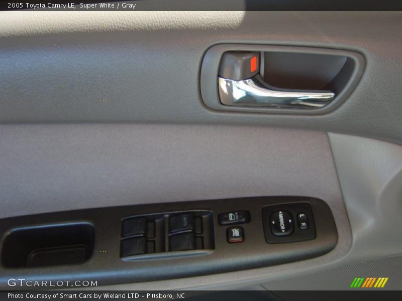 Super White / Gray 2005 Toyota Camry LE