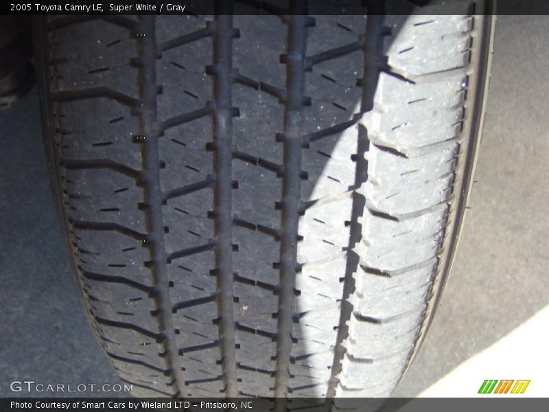 Super White / Gray 2005 Toyota Camry LE