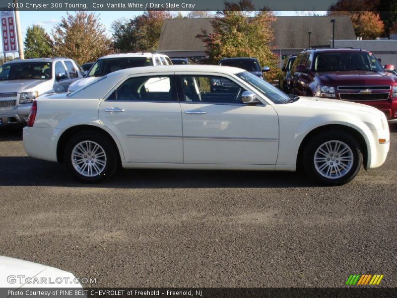 Cool Vanilla White / Dark Slate Gray 2010 Chrysler 300 Touring