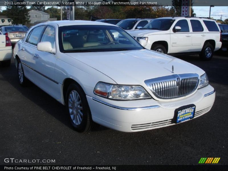 Vibrant White / Medium Dark Parchment/Light Parchment 2003 Lincoln Town Car Executive