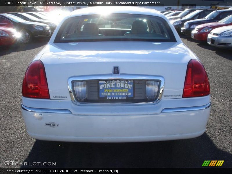 Vibrant White / Medium Dark Parchment/Light Parchment 2003 Lincoln Town Car Executive
