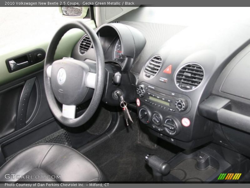 Gecko Green Metallic / Black 2010 Volkswagen New Beetle 2.5 Coupe