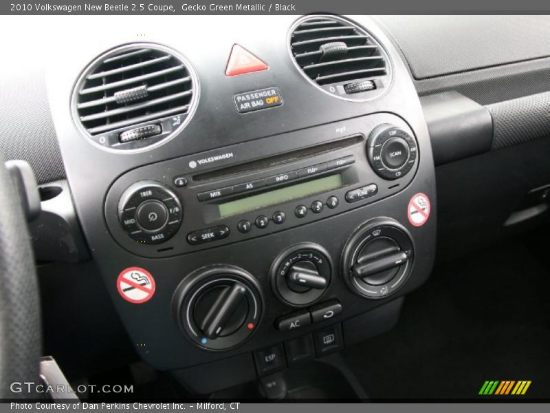 Gecko Green Metallic / Black 2010 Volkswagen New Beetle 2.5 Coupe