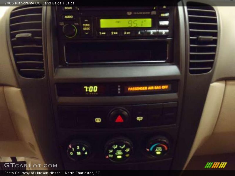 Sand Beige / Beige 2006 Kia Sorento LX