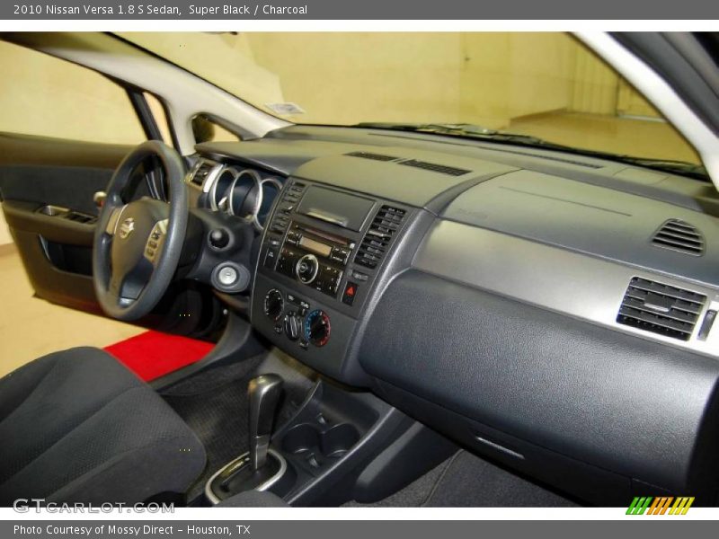 Dashboard of 2010 Versa 1.8 S Sedan