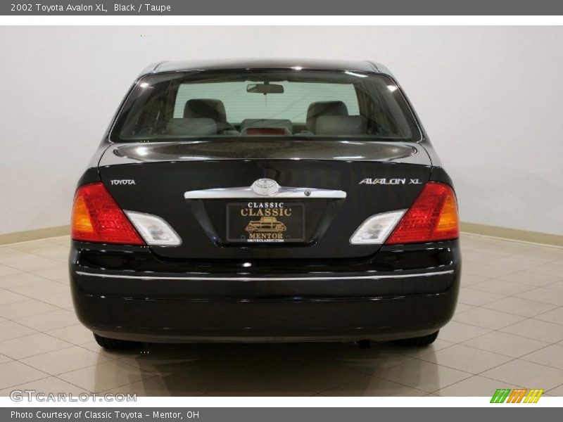 Black / Taupe 2002 Toyota Avalon XL