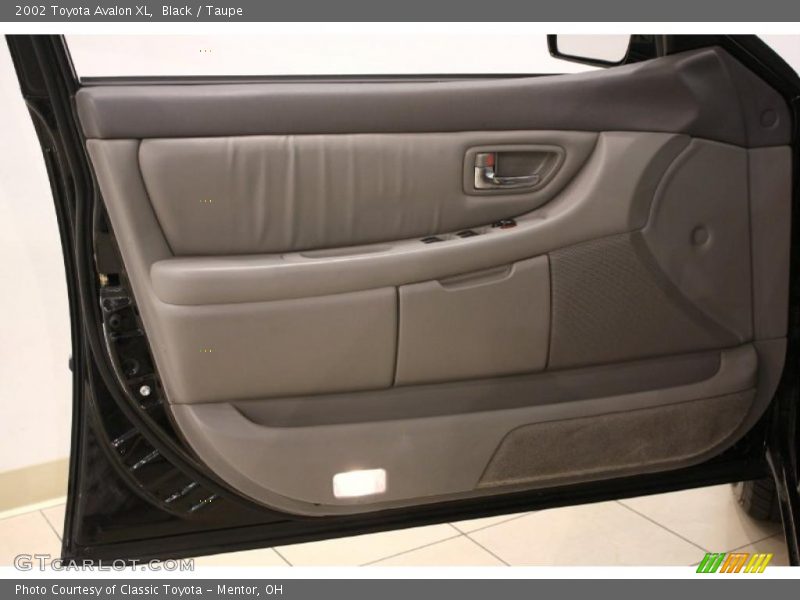 Black / Taupe 2002 Toyota Avalon XL