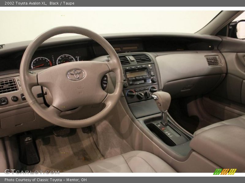 Black / Taupe 2002 Toyota Avalon XL