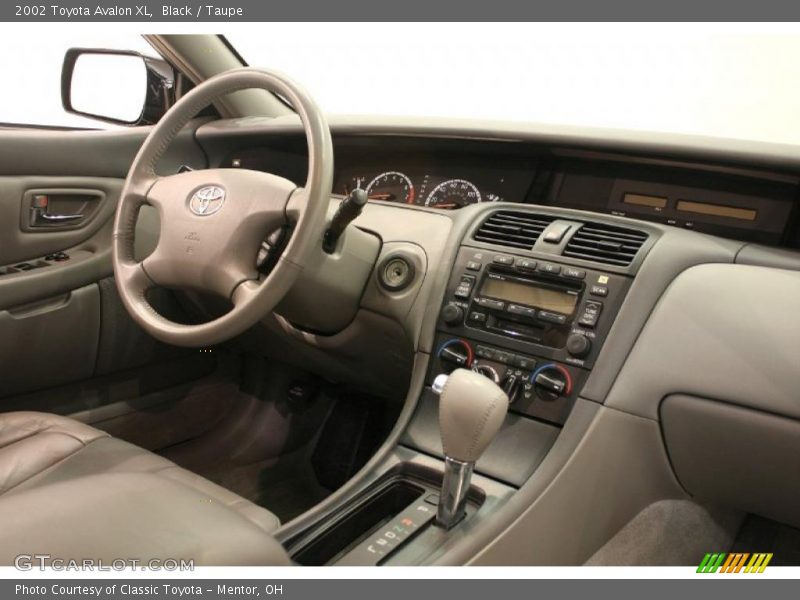 Black / Taupe 2002 Toyota Avalon XL