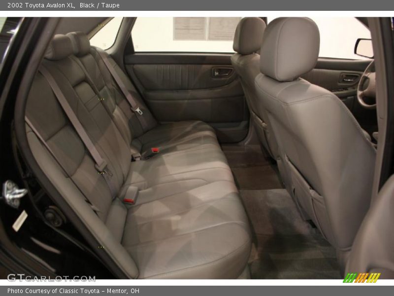 Black / Taupe 2002 Toyota Avalon XL