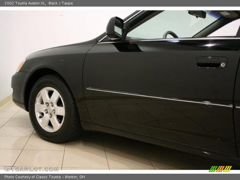 Black / Taupe 2002 Toyota Avalon XL