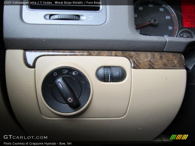 Wheat Beige Metallic / Pure Beige 2005 Volkswagen Jetta 2.5 Sedan