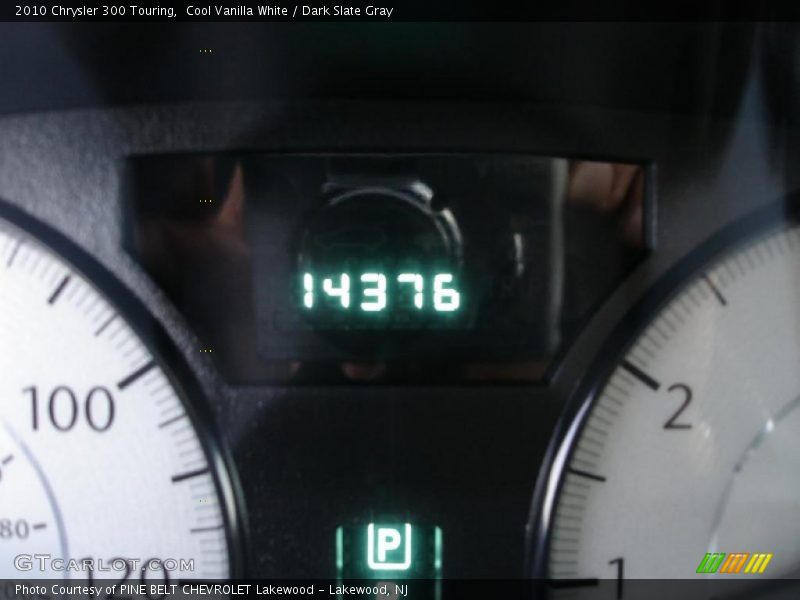 Cool Vanilla White / Dark Slate Gray 2010 Chrysler 300 Touring