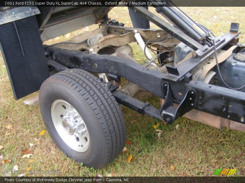 Oxford White / Medium Parchment 2001 Ford F250 Super Duty XL SuperCab 4x4 Chassis