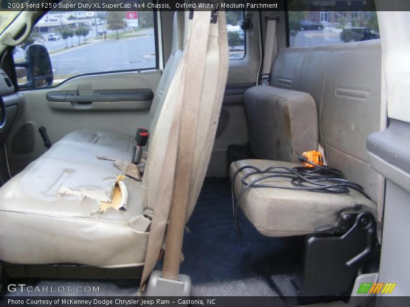 Oxford White / Medium Parchment 2001 Ford F250 Super Duty XL SuperCab 4x4 Chassis
