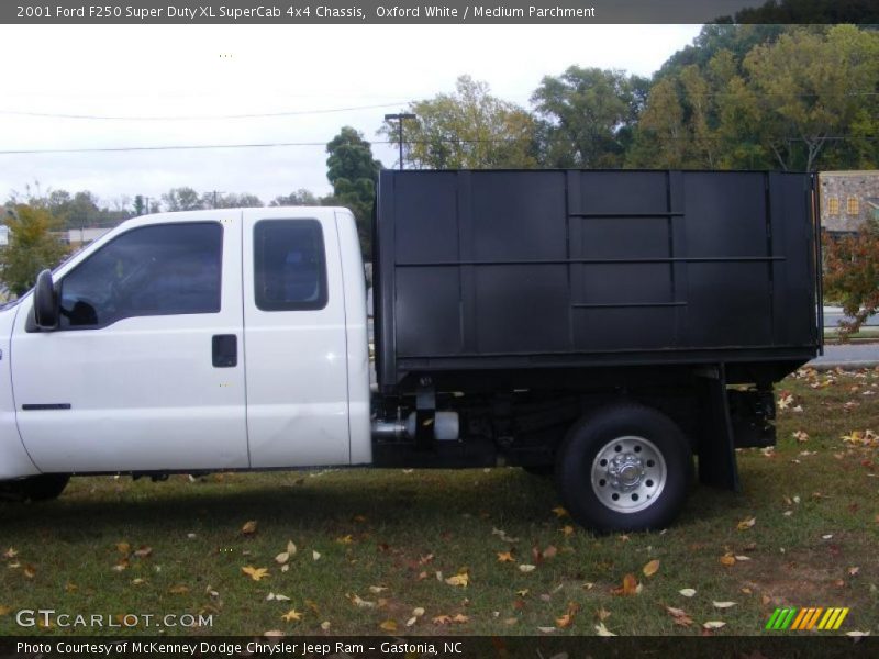 Oxford White / Medium Parchment 2001 Ford F250 Super Duty XL SuperCab 4x4 Chassis
