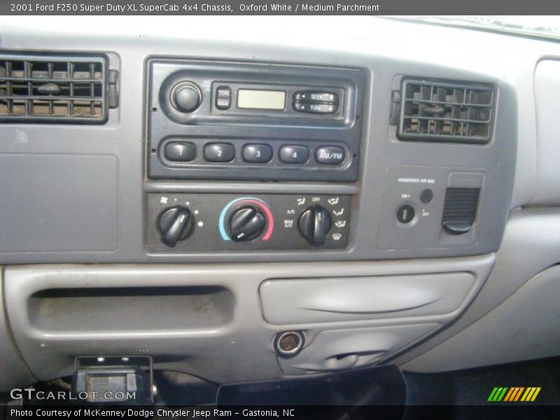 Oxford White / Medium Parchment 2001 Ford F250 Super Duty XL SuperCab 4x4 Chassis