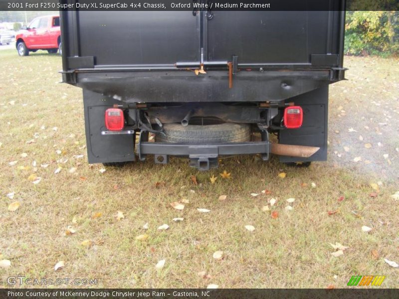 Oxford White / Medium Parchment 2001 Ford F250 Super Duty XL SuperCab 4x4 Chassis