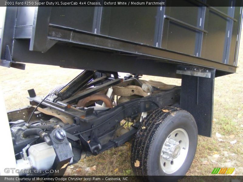 Oxford White / Medium Parchment 2001 Ford F250 Super Duty XL SuperCab 4x4 Chassis