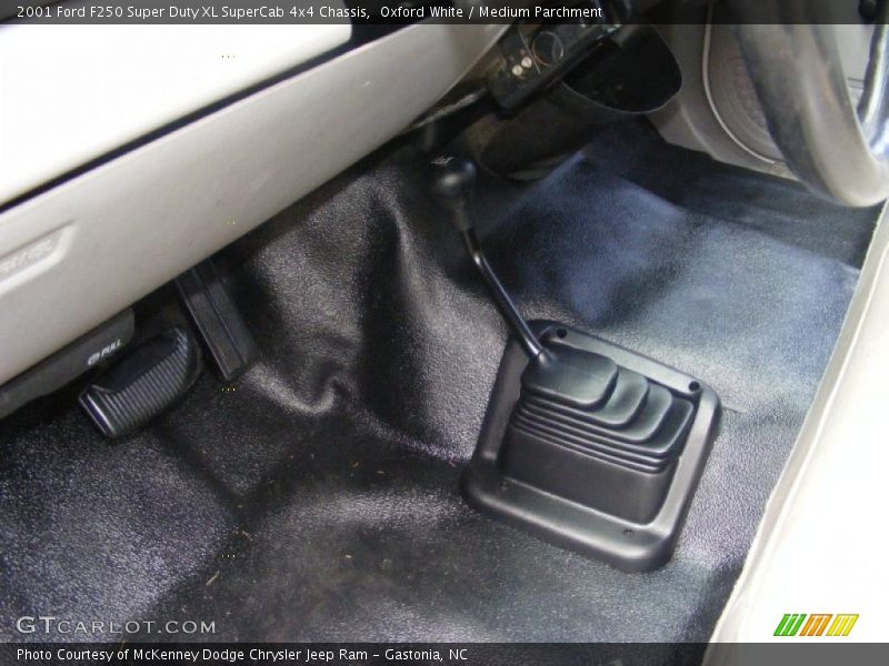 Oxford White / Medium Parchment 2001 Ford F250 Super Duty XL SuperCab 4x4 Chassis