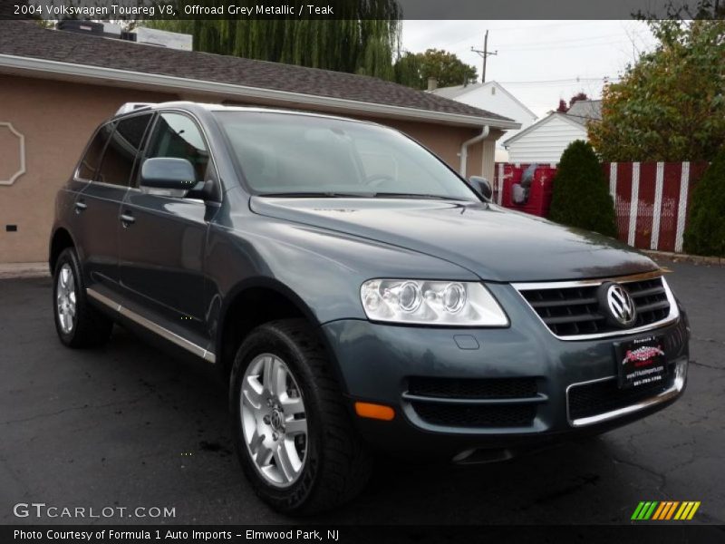 Front 3/4 View of 2004 Touareg V8