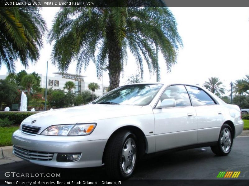 Front 3/4 View of 2001 ES 300