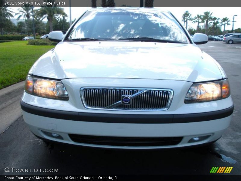 White / Beige 2001 Volvo V70 T5