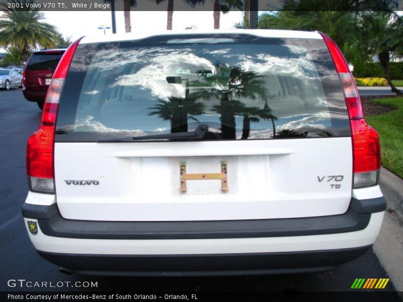 White / Beige 2001 Volvo V70 T5