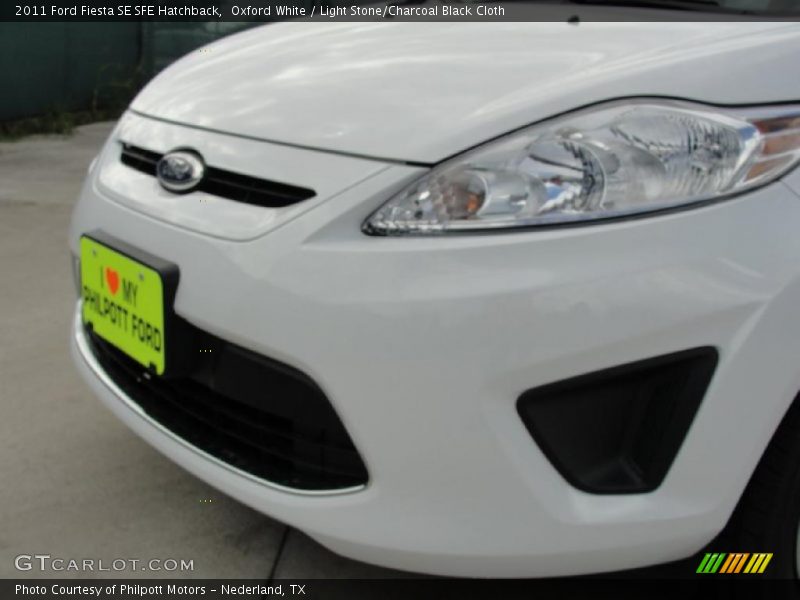Oxford White / Light Stone/Charcoal Black Cloth 2011 Ford Fiesta SE SFE Hatchback