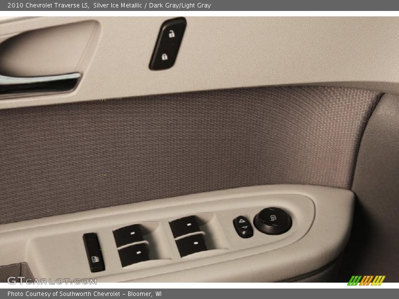 Silver Ice Metallic / Dark Gray/Light Gray 2010 Chevrolet Traverse LS