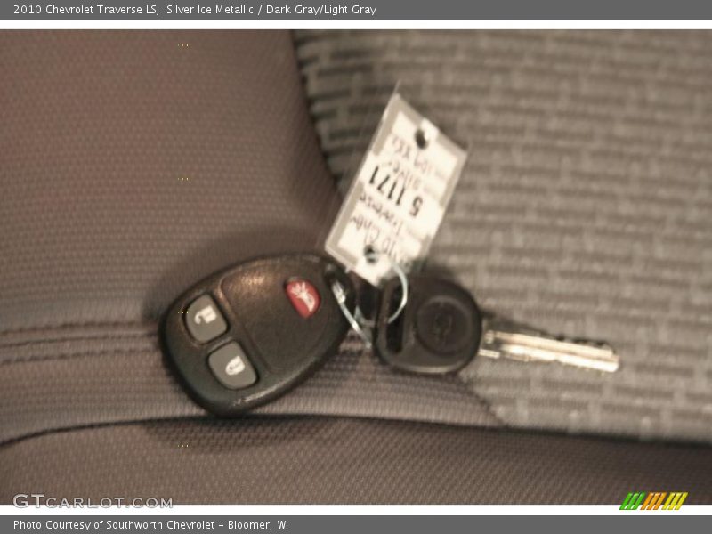 Silver Ice Metallic / Dark Gray/Light Gray 2010 Chevrolet Traverse LS