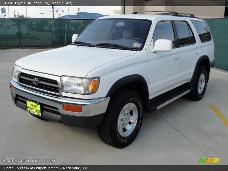 Front 3/4 View of 1998 4Runner SR5
