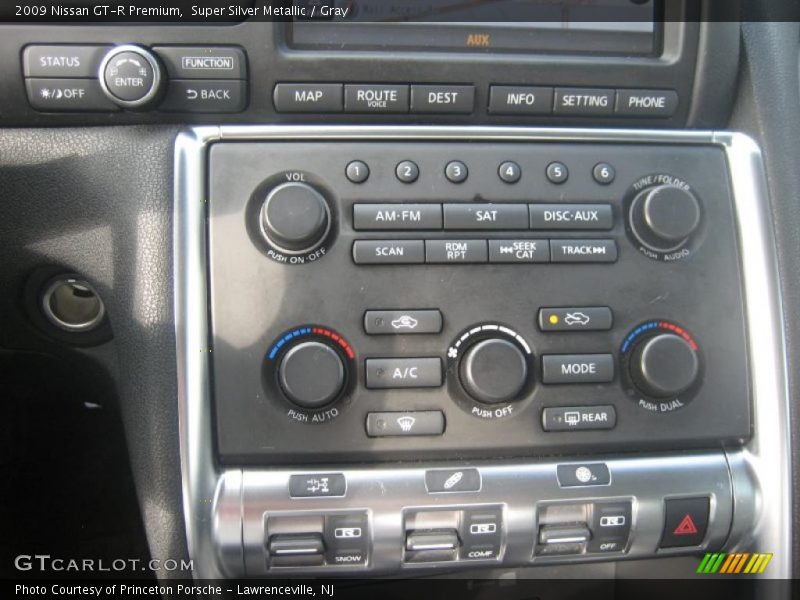 Controls of 2009 GT-R Premium