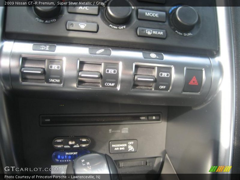 Controls of 2009 GT-R Premium