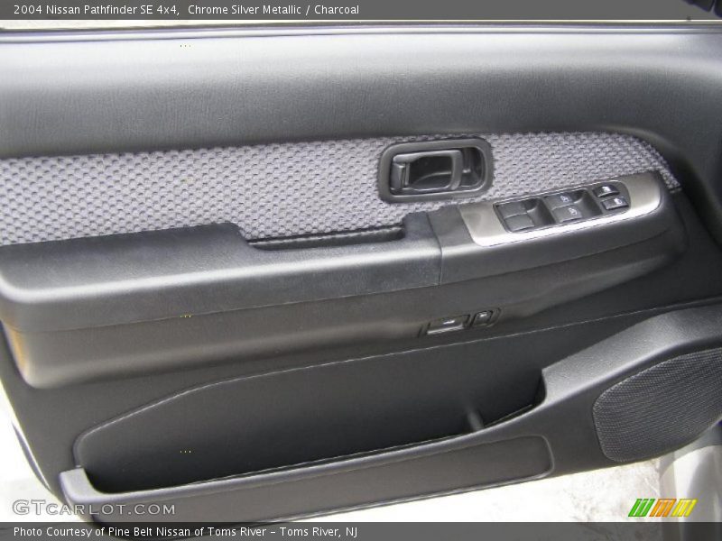 Chrome Silver Metallic / Charcoal 2004 Nissan Pathfinder SE 4x4