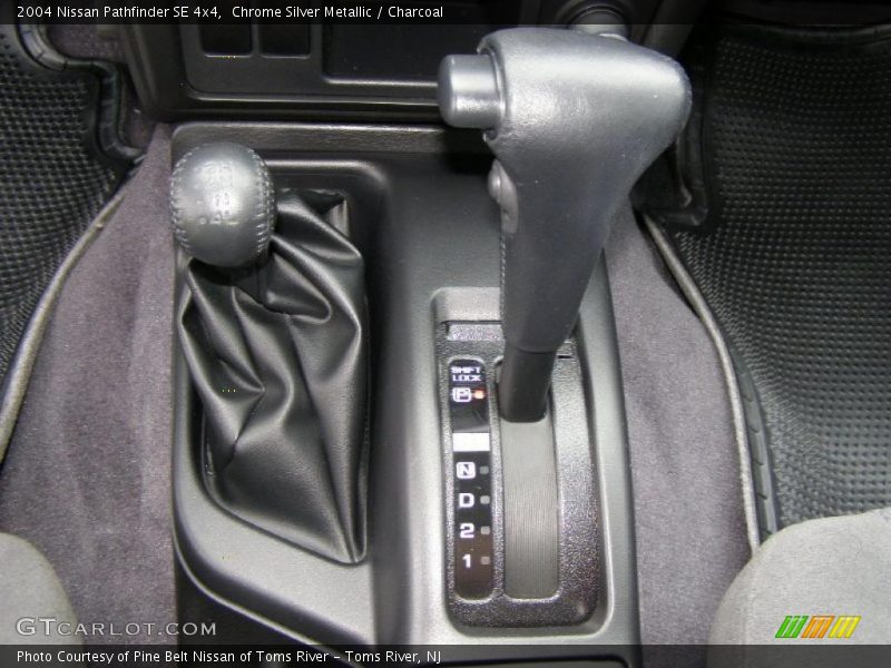 Chrome Silver Metallic / Charcoal 2004 Nissan Pathfinder SE 4x4