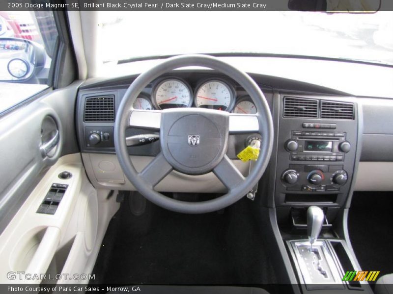 Brilliant Black Crystal Pearl / Dark Slate Gray/Medium Slate Gray 2005 Dodge Magnum SE
