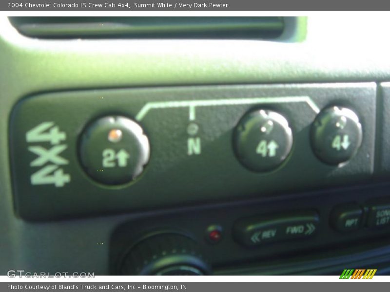 Summit White / Very Dark Pewter 2004 Chevrolet Colorado LS Crew Cab 4x4