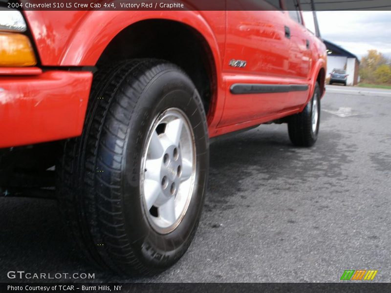 Victory Red / Graphite 2004 Chevrolet S10 LS Crew Cab 4x4