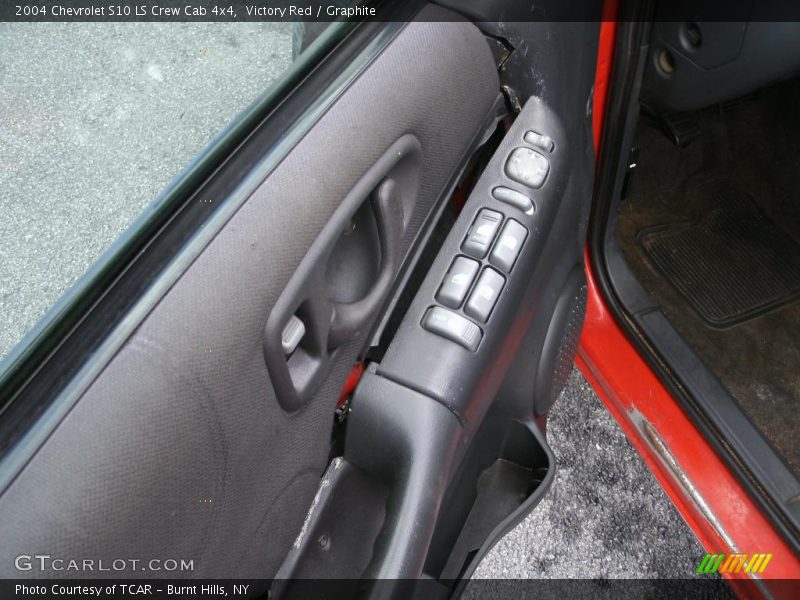 Victory Red / Graphite 2004 Chevrolet S10 LS Crew Cab 4x4