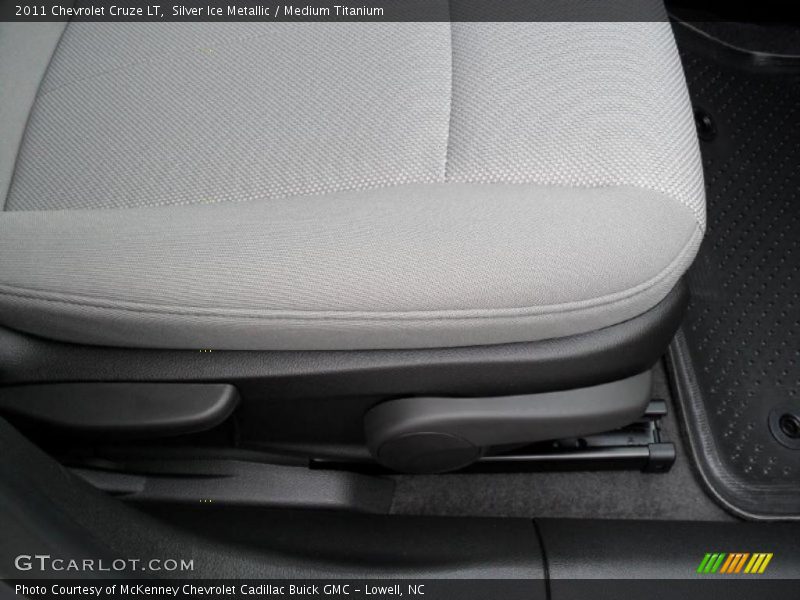 Silver Ice Metallic / Medium Titanium 2011 Chevrolet Cruze LT